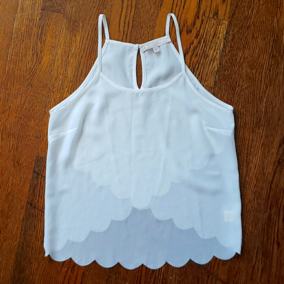 Guess Scallop Hem Crop Top - Picture 2 of 3